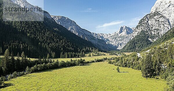 Idyllische Berglandschaft  Gramaital  Blick in ein Bergtal bei Pertisau  Tirol  Österreich  Europa