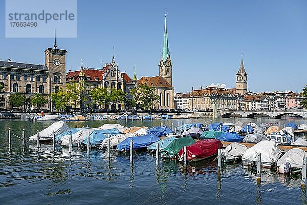 Fraumünster  Boote auf dem Limmat  Altstadt von Zürich  Schweiz  Europa