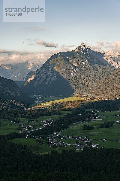 Abendstimmung  Blick über Bergtal  Leutasch mit Arnspitze und Karwendel  Ausblick vom Gipfel  Hohe Munde  Mieminger Gebirge  Tirol  Österreich  Europa