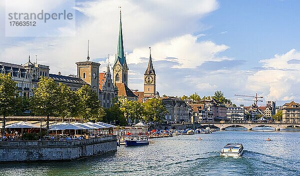 Stadtpanorama  Abendstimmung  Fraumünster  Boote auf dem Limmat  Altstadt von Zürich  Schweiz  Europa