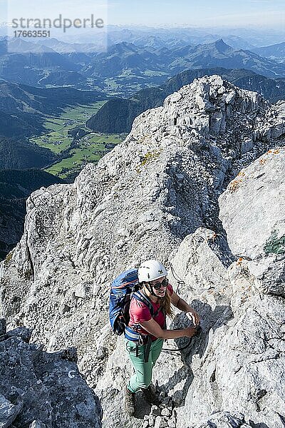 Wanderin klettert  Blick über Berglandschaft am Gipfel des Mitterhorn  Nuaracher Höhenweg  Loferer Steinberge  Tirol  Österreich  Europa