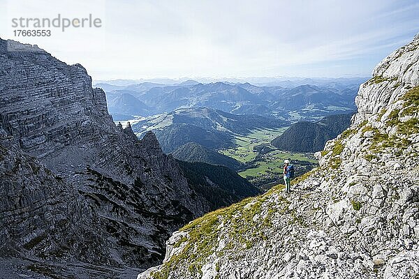 Wanderin auf einem Wanderweg  Blick über Berglandschaft  Nuaracher Höhenweg  Loferer Steinberge  Tirol  Österreich  Europa