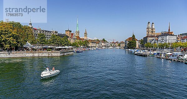 Stadtpanorama  Fraumünster  Grossmünster  Boote auf dem Limmat  Altstadt von Zürich  Schweiz  Europa
