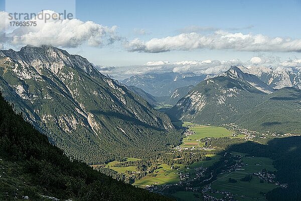 Blick über Bergtal  Leutasch mit Arnspitze und Karwendel  Ausblick vom Gipfel  Hohe Munde  Mieminger Gebirge  Tirol  Österreich  Europa