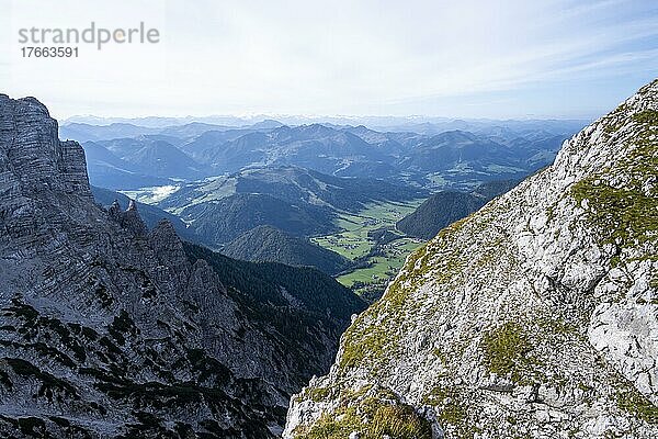 Blick über Berglandschaft  Nuaracher Höhenweg  Loferer Steinberge  Tirol  Österreich  Europa