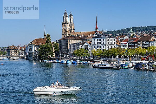 Boot auf dem Limmat vor Grossmünster  Altstadt von Zürich  Schweiz  Europa