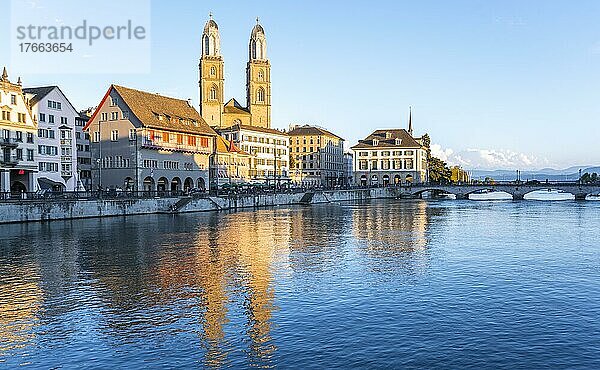 Grossmünster  Abendstimmung  Spiegelung im Limmat  Altstadt von Zürich  Schweiz  Europa