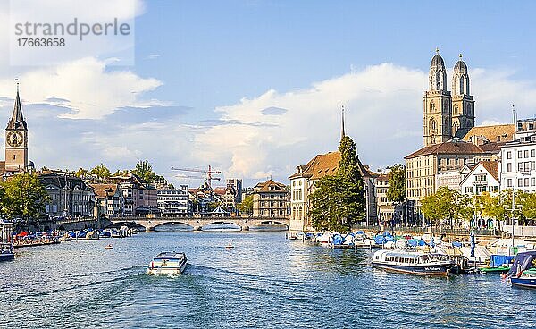 Stadtpanorama  Abendstimmung  Grossmünster  Boote auf dem Limmat  Altstadt von Zürich  Schweiz  Europa