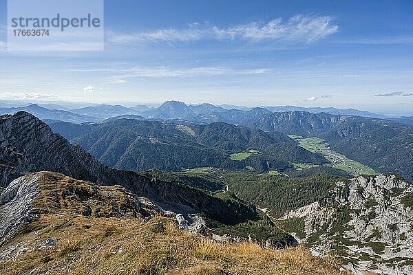 Grüne Berglandschaft  Nuaracher Höhenweg  Loferer Steinberge  Tirol  Österreich  Europa