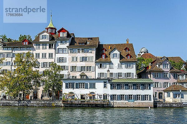 Limmat  Alte Häuser in der Altstadt von Zürich  Schweiz  Europa