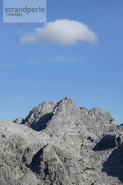 Wolke über einem Fesgipfel  Loferer Steinberge  Tirol  Österreich  Europa