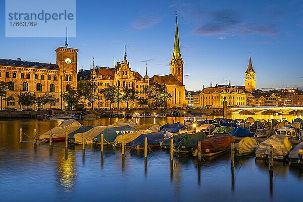 Stadtpanorama  Fraumünster  Nachtaufnahme am Limmat mit Booten  Altstadt von Zürich  Schweiz  Europa