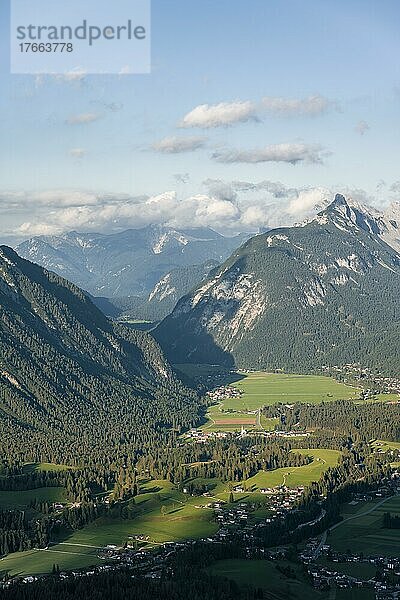 Blick über Bergtal  Leutasch mit Arnspitze und Karwendel  Ausblick vom Gipfel  Hohe Munde  Mieminger Gebirge  Tirol  Österreich  Europa