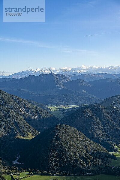 Grüne Berglandschaft hinten Großvenediger  Nuaracher Höhenweg  Loferer Steinberge  Tirol  Österreich  Europa