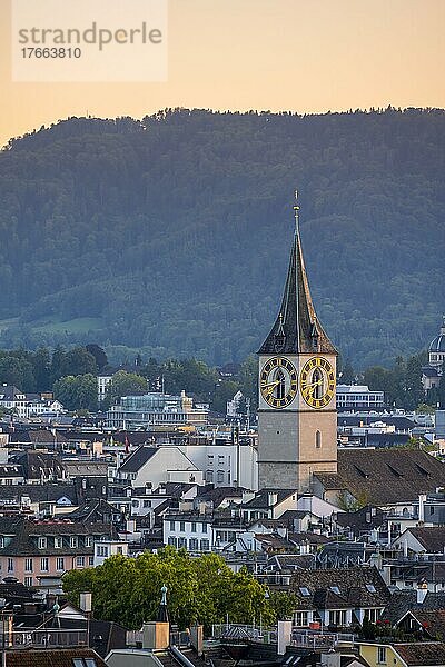 Kirchturm St. Peter  Abendstimmung  Altstadt von Zürich  Schweiz  Europa