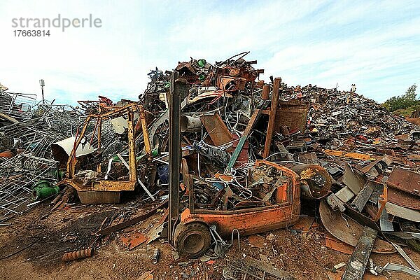 Schrott und Metallabfälle auf einer Halde in einem Recyclingbetrieb