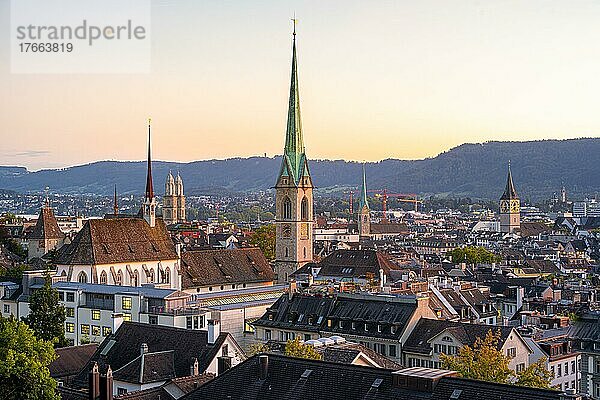 Blick auf die Stadt  Predigerkirche  Kirchtürme von Zürich  Abendstimmung  Altstadt von Zürich  Schweiz  Europa