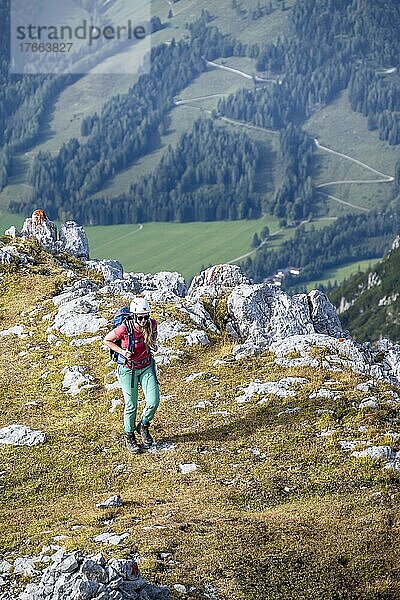 Wanderin auf einem Wanderweg  Berglandschaft  Nuaracher Höhenweg  Loferer Steinberge  Tirol  Österreich  Europa