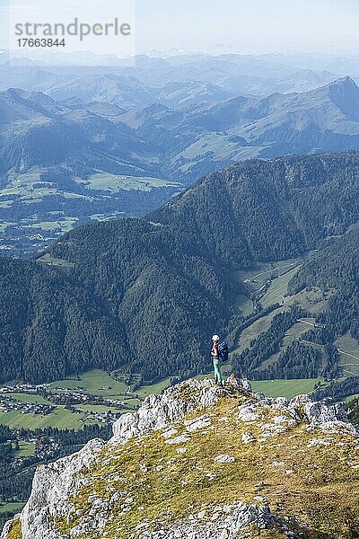 Wanderin blickt über Landschaft  Grüne Berglandschaft  Nuaracher Höhenweg  Loferer Steinberge  Tirol  Österreich  Europa