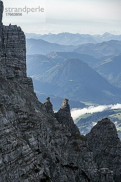 Felsenformation  Blick über Berglandschaft  Nuaracher Höhenweg  Loferer Steinberge  Tirol  Österreich  Europa