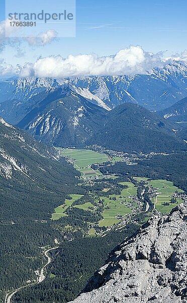 Blick über Leutasch mit Arnspitze und Karwendel  Ausblick vom Gipfel  Hohe Munde  Mieminger Gebirge  Tirol  Österreich  Europa