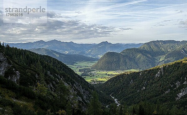 Grüne Berglandschaft  Nuaracher Höhenweg  Loferer Steinberge  Tirol  Österreich  Europa