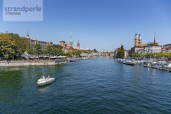 Stadtpanorama  Fraumünster  Grossmünster  Boote auf dem Limmat  Altstadt von Zürich  Schweiz  Europa