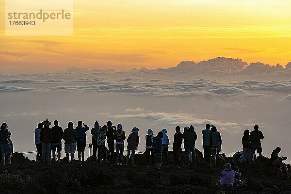 Touristen beobachten den Sonnenuntergang auf dem Gipfel des Haleakala Vulkan  Haleakala Nationalpark  Maui  Hawaii  USA  Nordamerika