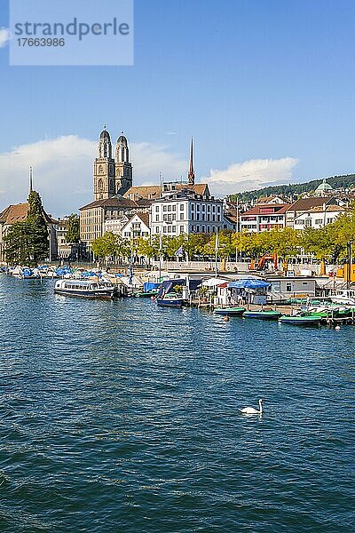Abendstimmung  Grossmünster  Boote auf dem Limmat  Altstadt von Zürich  Schweiz  Europa