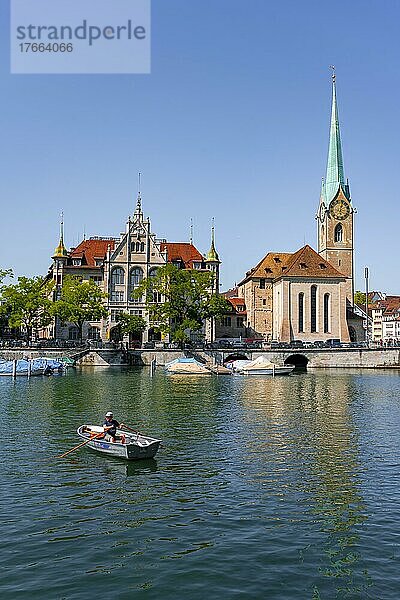 Fraumünster  Ruderboot auf dem Limmat  Altstadt von Zürich  Schweiz  Europa