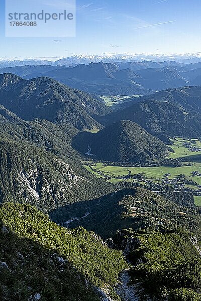 Grüne Berglandschaft  Nuaracher Höhenweg  Loferer Steinberge  Tirol  Österreich  Europa