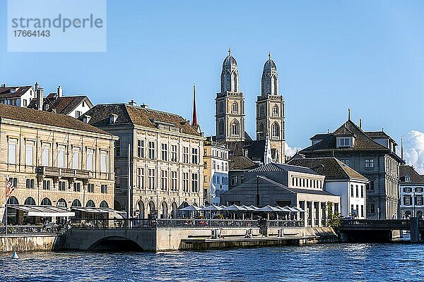 Fluss Limmat  Grossmünster  Kirchenturm  Altstadt von Zürich  Zürich  Schweiz  Europa