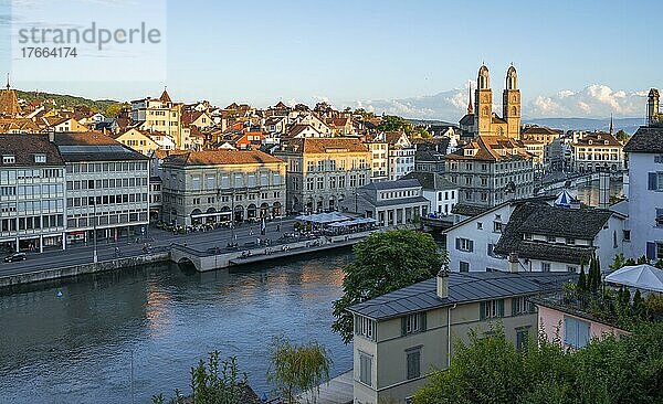 Altstadtansicht  Limmat  Grossmünster  Abendstimmung  Altstadt von Zürich  Schweiz  Europa