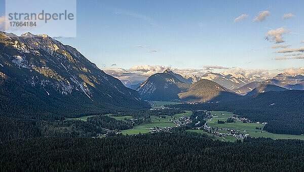 Bergpanorama  Abendstimmung  Blick über Bergtal  Leutasch mit Arnspitze und Karwendel  Ausblick vom Gipfel  Hohe Munde  Mieminger Gebirge  Tirol  Österreich  Europa