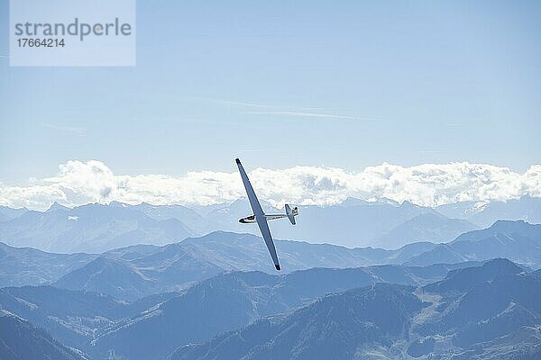 Segelflugzeug in den Bergen  Loferer Steinberge  Tirol  Österreich  Europa