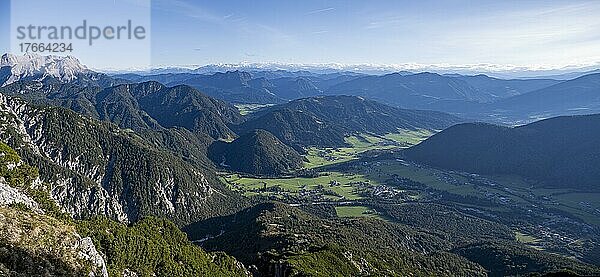 Grüne Berglandschaft  Nuaracher Höhenweg  Loferer Steinberge  Tirol  Österreich  Europa