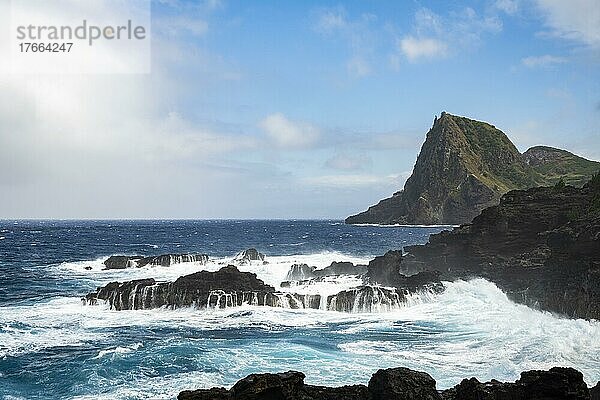 Felsige Küste mit tosendem Meer  Kahakuloa Bay  Maui  Hawaii  USA  Nordamerika