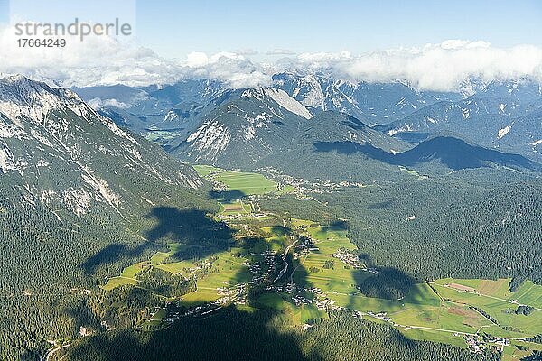 Blick über Leutasch mit Arnspitze und Karwendel  Ausblick vom Gipfel  Hohe Munde  Mieminger Gebirge  Tirol  Österreich  Europa