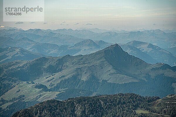 Blick über Berglandschaft und Hohe Salve  Nuaracher Höhenweg  Loferer Steinberge  Tirol  Österreich  Europa