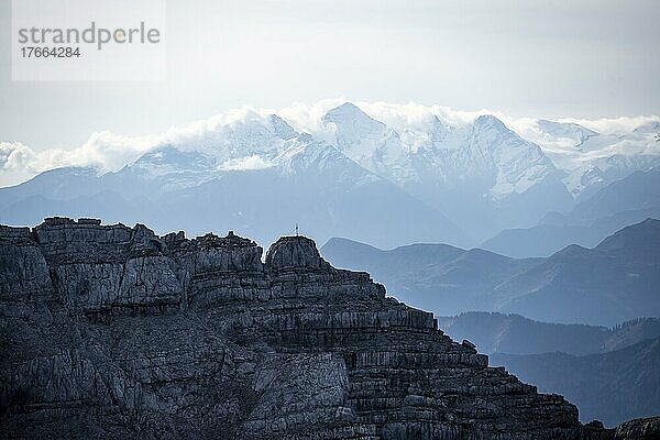 Felsenformation  Blick über Berglandschaft  hinten Großvenediger  Nuaracher Höhenweg  Loferer Steinberge  Tirol  Österreich  Europa