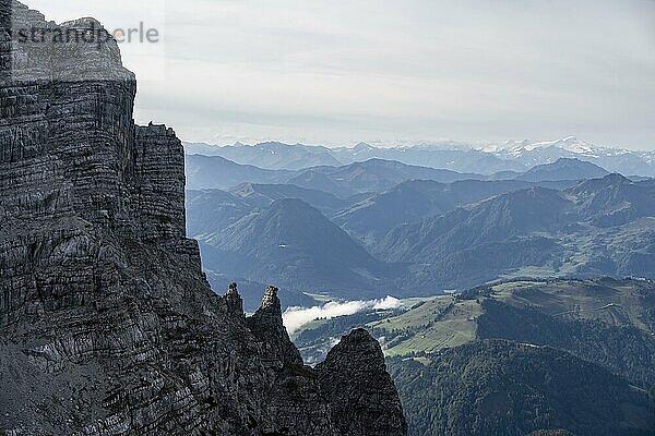 Felsenformation  Blick über Berglandschaft  Nuaracher Höhenweg  Loferer Steinberge  Tirol  Österreich  Europa