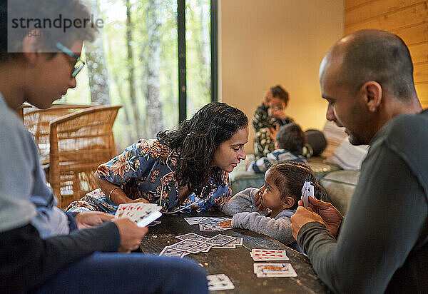 Familie spielt Kartenspiel zu Hause