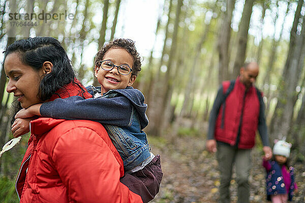 Portrait glückliche Familie beim Wandern im Wald