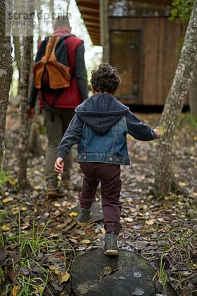 Vater und Sohn kehren nach einer Wanderung zur Hütte zurück