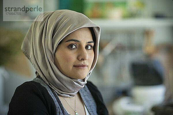 Porträt selbstbewusste schöne junge muslimische Frau im Hidschab
