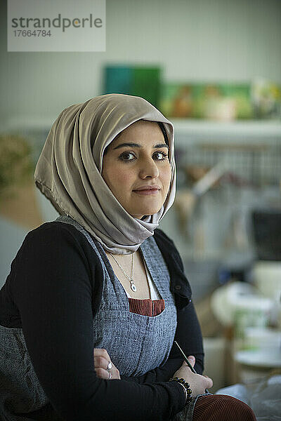 Porträt einer selbstbewussten jungen muslimischen Künstlerin im Hidschab