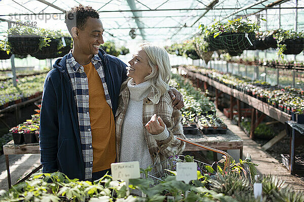 Glückliches Paar beim Einkaufen von Pflanzen in einem Gartengeschäft