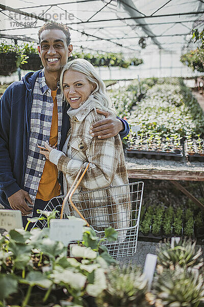 Porträt glückliches Paar beim Einkaufen im Gartengeschäft