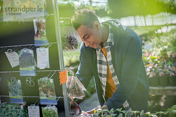Mann beim Einkaufen von Pflanzensamen im Gartencenter