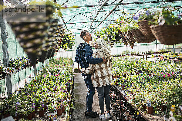 Verliebtes Paar beim Einkaufen im Gartengeschäft